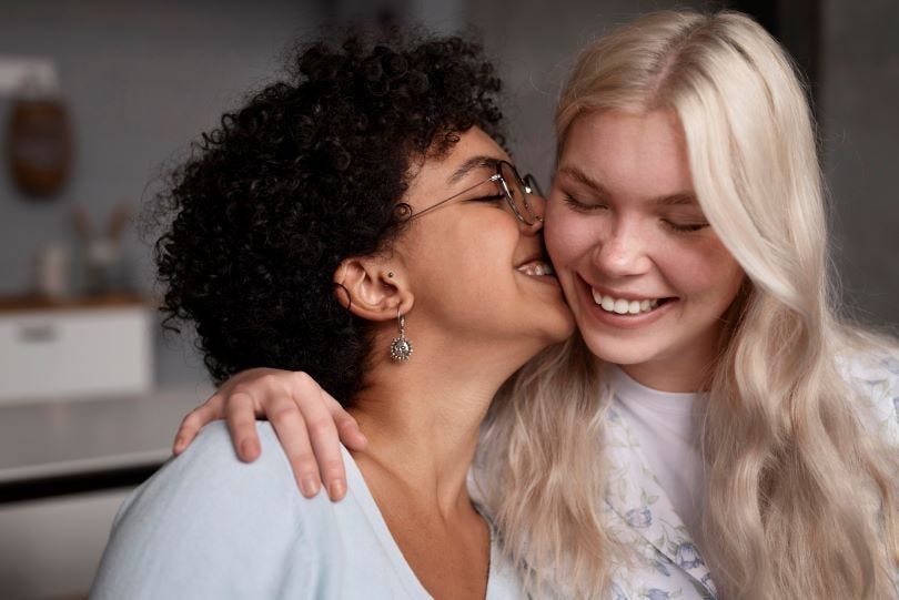 Explorez l'intimité : comment utiliser un gode ceinture pour booster votre couple lesbien ?