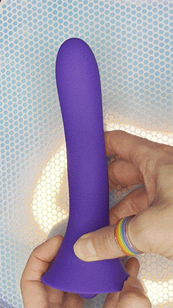 Um das Spielzeug ein- oder auszuschalten, halten Sie die Ein-/Aus-Taste <strong>5 Sekunden</strong> lang gedrückt, bis die Tastenbeleuchtung aufleuchtet bzw. erlischt. Um zwischen den <strong>Vibrationsmodi</strong> zu wechseln, drücken Sie die Taste wiederholt.