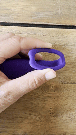 Place the <strong>vibrating bulb</strong> inside your vagina to have the <strong>U-ring</strong> frame just above your clitoris. Adjust the U-ring around your clit and under your lips.