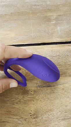 <em>Note:</em> if you can't touch each other during scissoring, flip the toy and insert the U-ring into your vagina and use the bulb to make the connection.